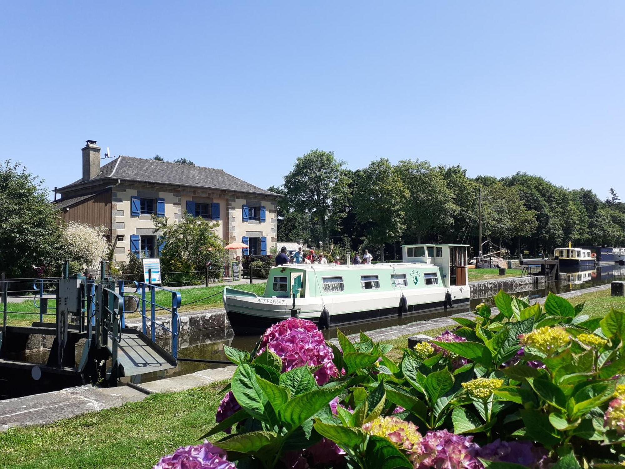 Ille Flottante, Maison Eclusiere Et Hebergements Insolites Sur Le Canal Hede-Bazouges Экстерьер фото